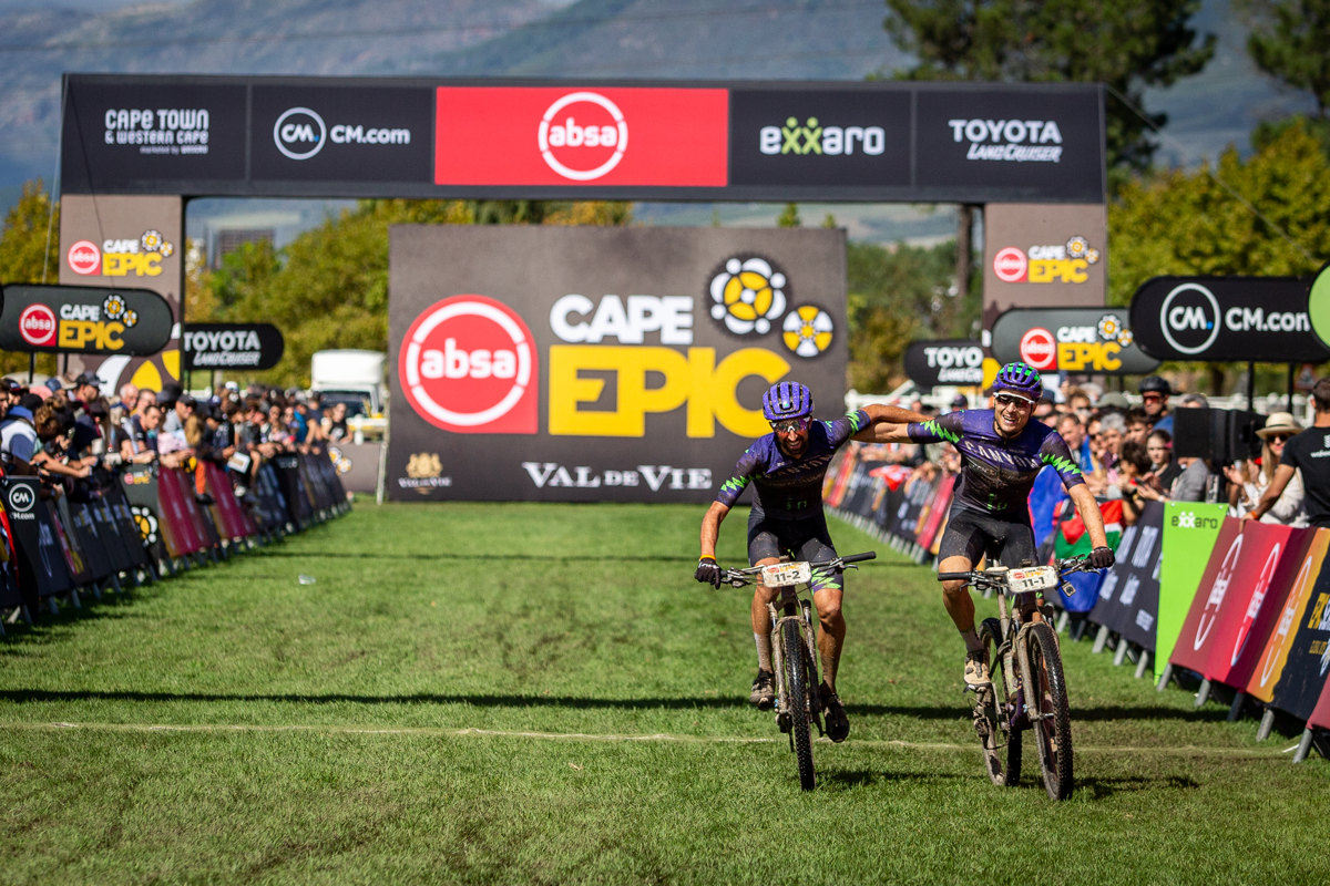 Cape Epic 2023 - 7. etapa - vydaen premira pro Petra Vakoe a Marca Stutzmanna