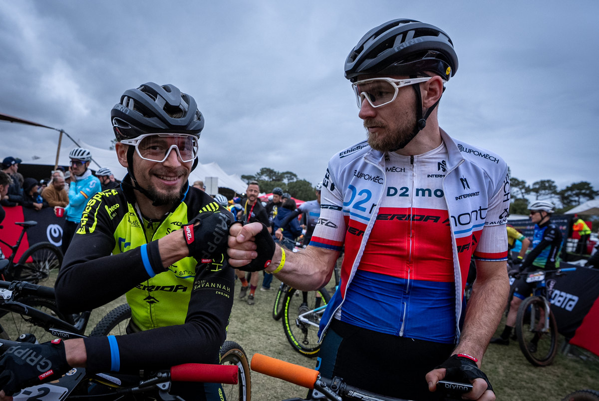 Cape Epic 2024 - 7. etapa - posledn den ped Karlem Hnkem a Lubem Petruem