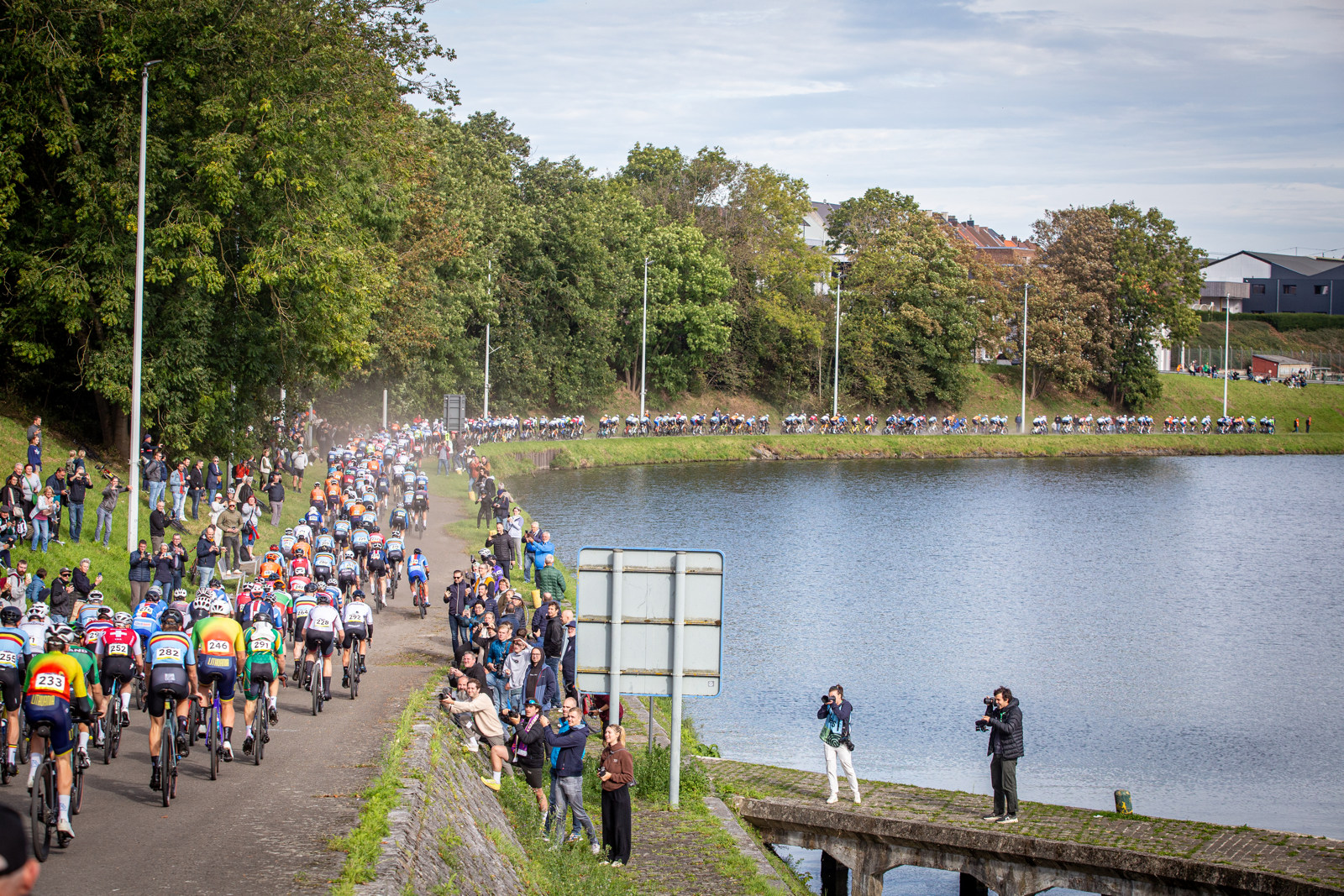 MS gravel 2024 - u po 500 m skoil peloton na stezku kolem eky Zenne