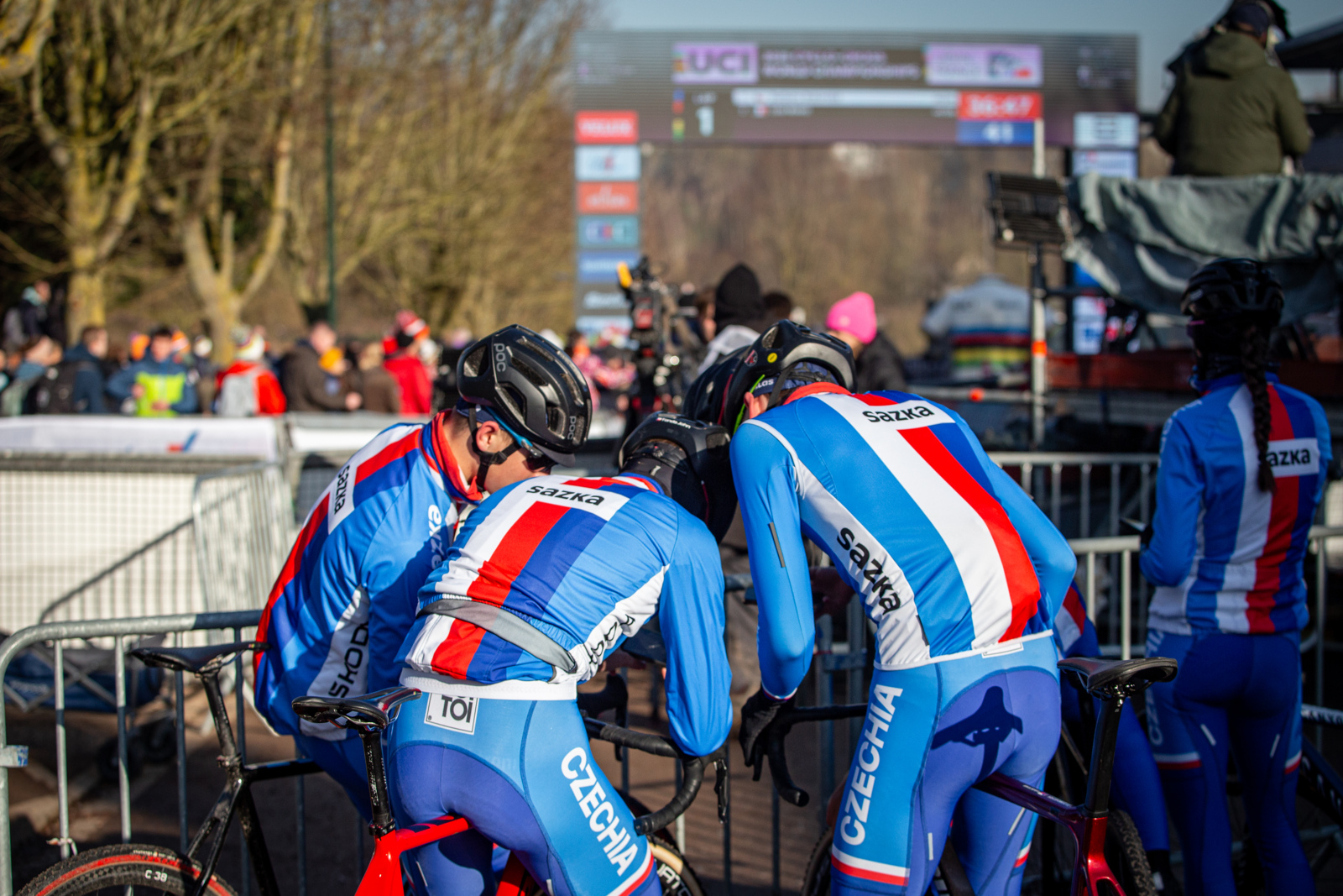 MS v cyklokrosu - Livin 2025 - Barbora dokonale zmtla i sv tmov kolegy