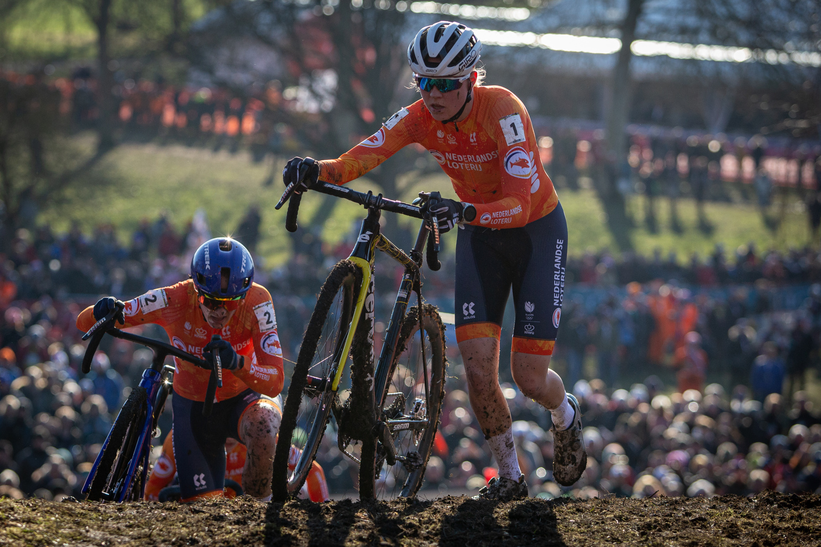 MS v cyklokrosu - Livin 2025 - krsn souboj mezi Fem van Empel a Lucindou Brand