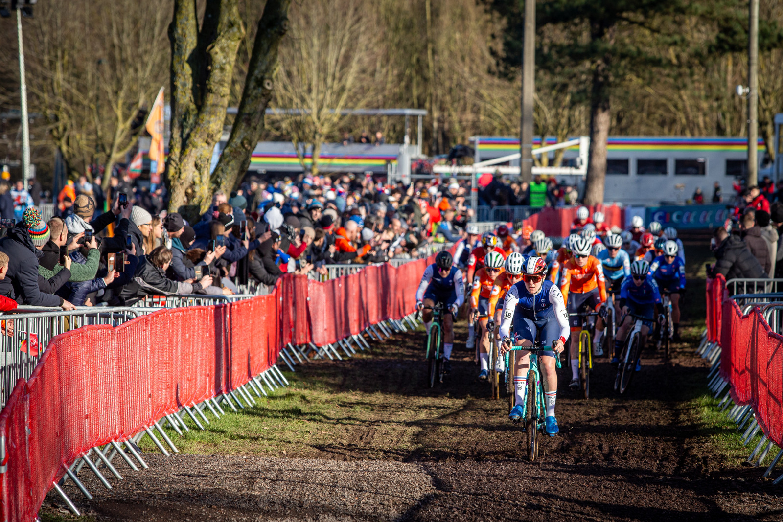 MS v cyklokrosu - Livin 2025 - nejrychlej start mla Amandine Fuoquenet