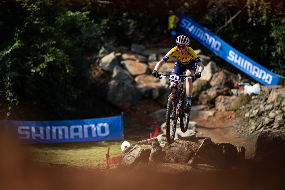 Adla Holubov trnuje na trati