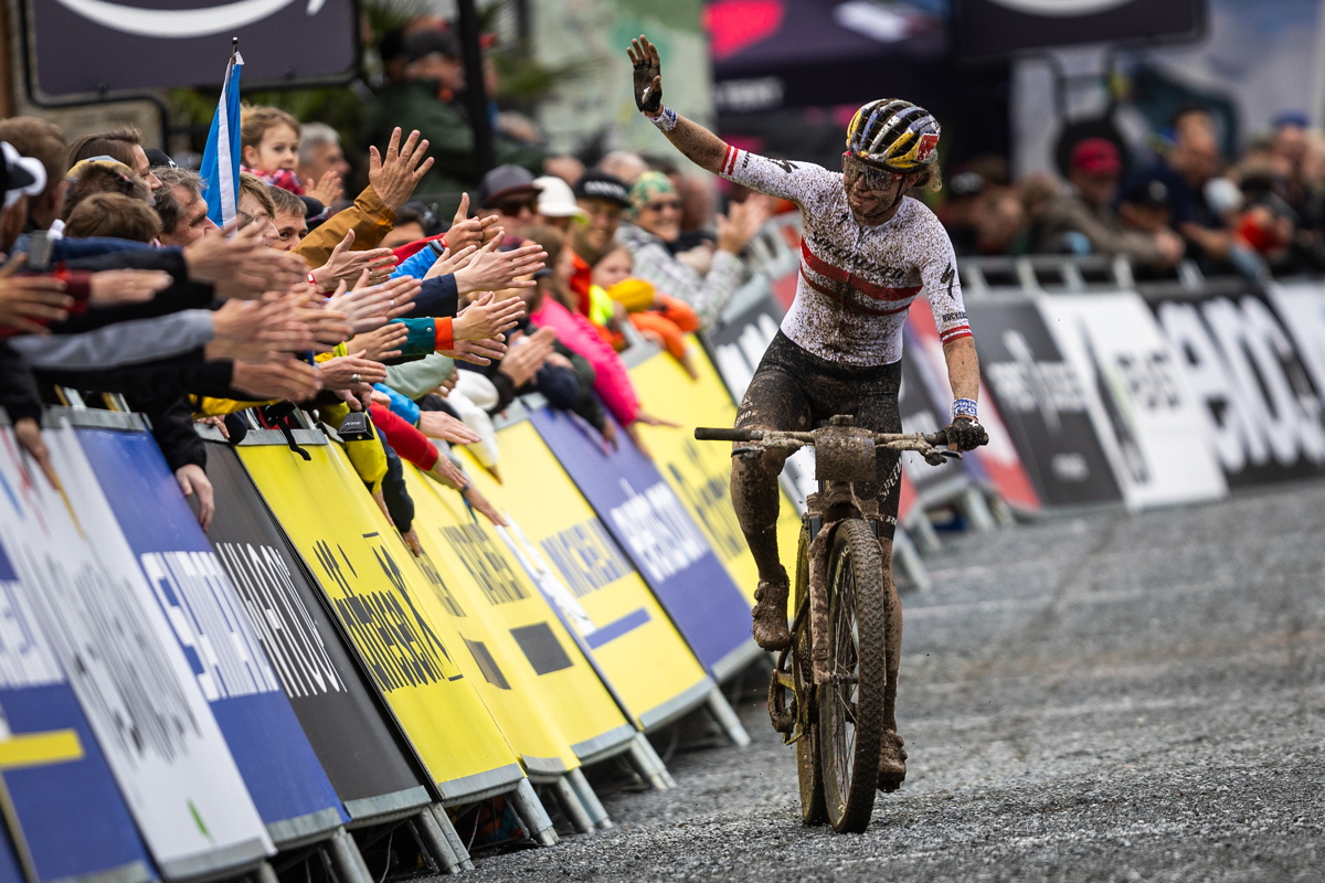 Laue Stigger zvod ped domcmi fanouky nevyel