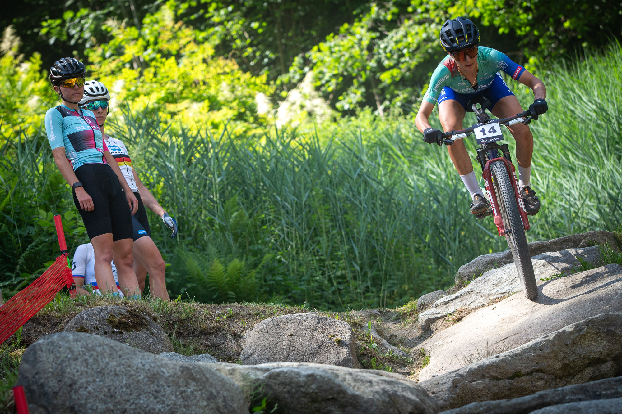 Elika Hankov sleduje Savili Blunk