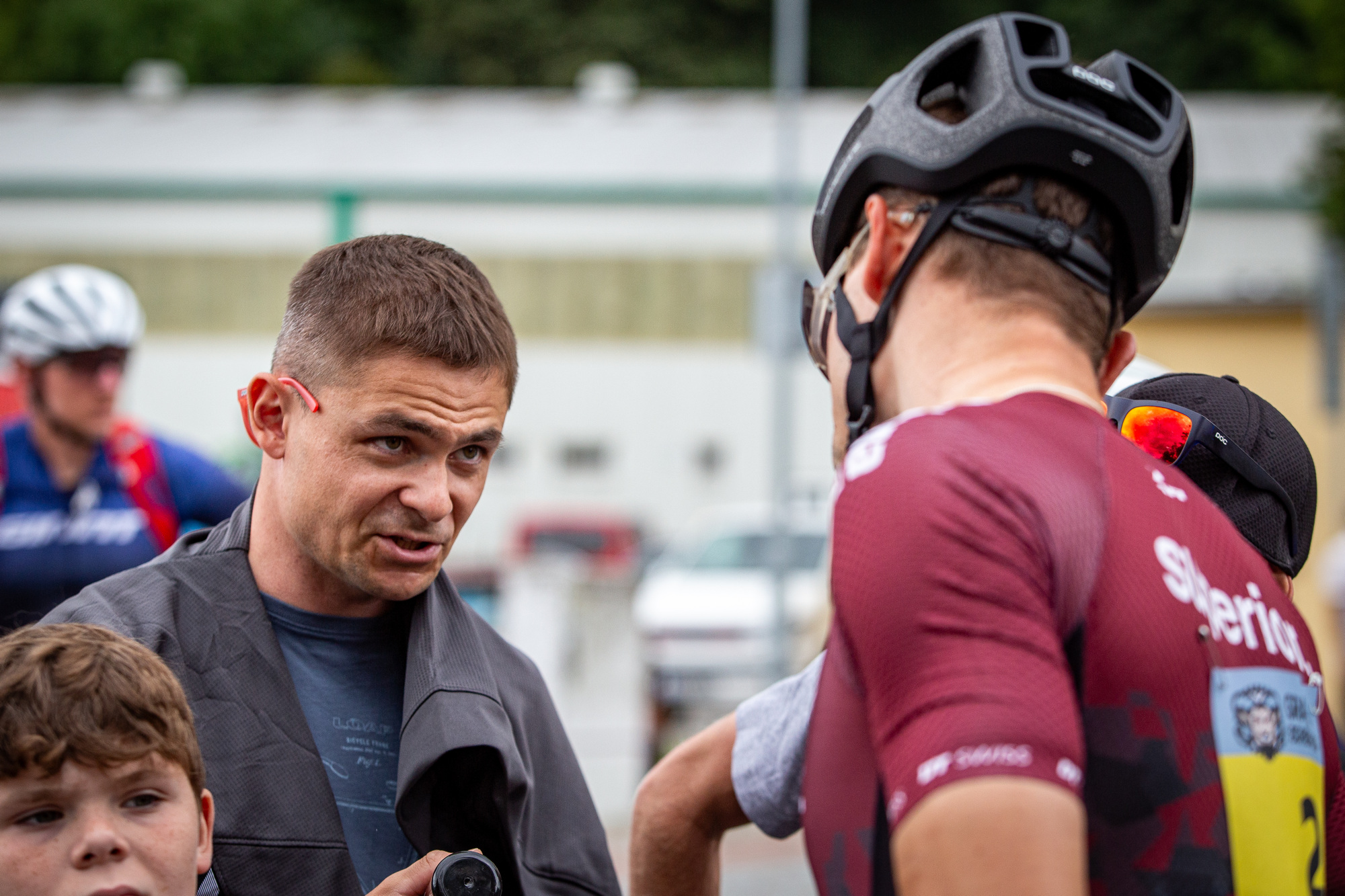 Hlinsko 2025 - Filip Adel ml po trati siln tm - pomhal i jeho brcha Pavel