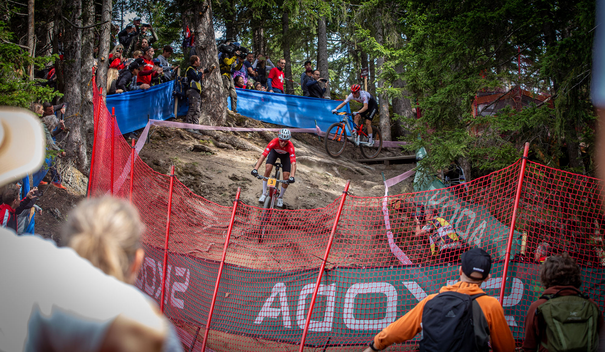 MS MTB 2025 - Cole Punchard atakuje Finna Treudlera