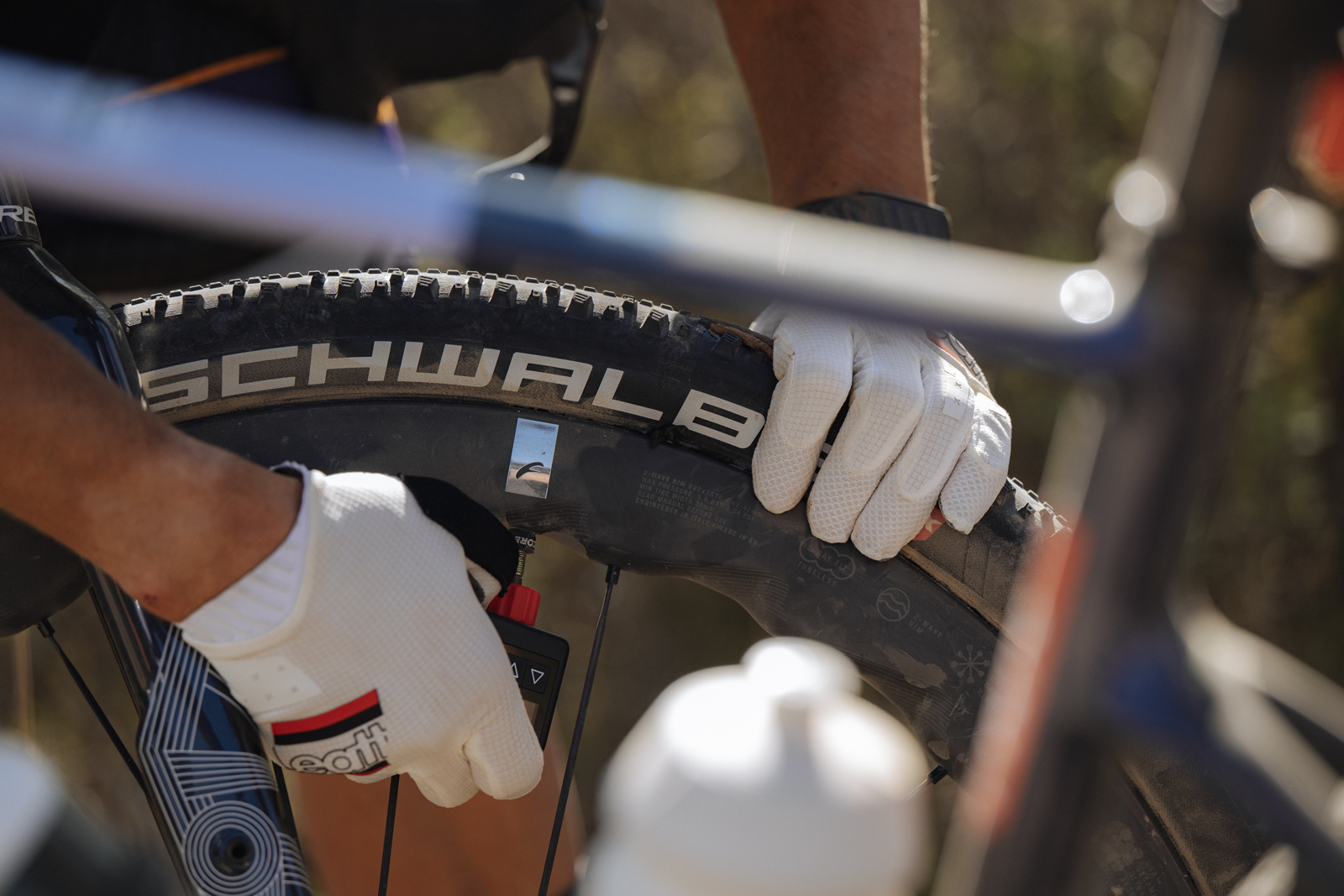 Gravel Burn 2025 - Lukas Baum se v posledn etap musel vypodat s defetky