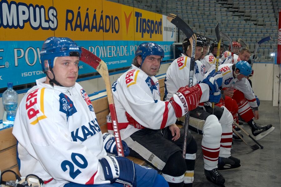 Vnon hokejov zpas mezi cyklisty a zamstnanci prask Sazka Areny, 2006
