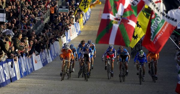 MS cyklokros 2008, Treviso - Itálie 27.1. - strhující bitva o dobrou pozici při nájezdu do posledního okruhu