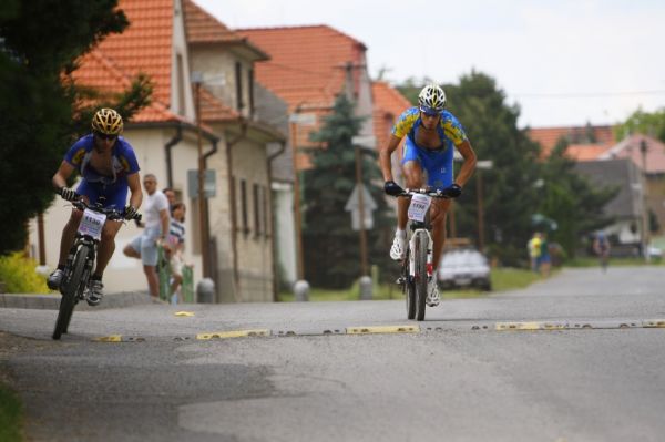 Giant Berounský BikeMaraton 2008: vedoucí dvojice na kráté trati