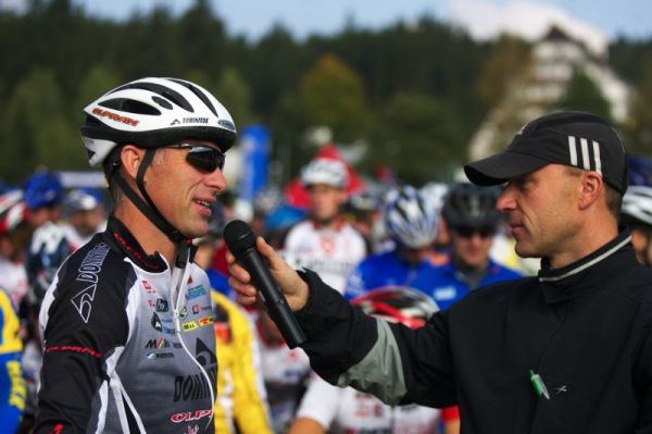 Merida Bike Vysoina - maraton 27.9. 2008 - Dminik Hasek pi rozhovoru na startu 40km