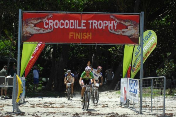Crocodile Trophy 2008 - 10.etapa: cíl na Myall Beach
