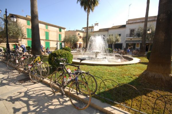 Najíždění kilometrů na Mallorce obrazem: cyklistické náměstí v Petře
