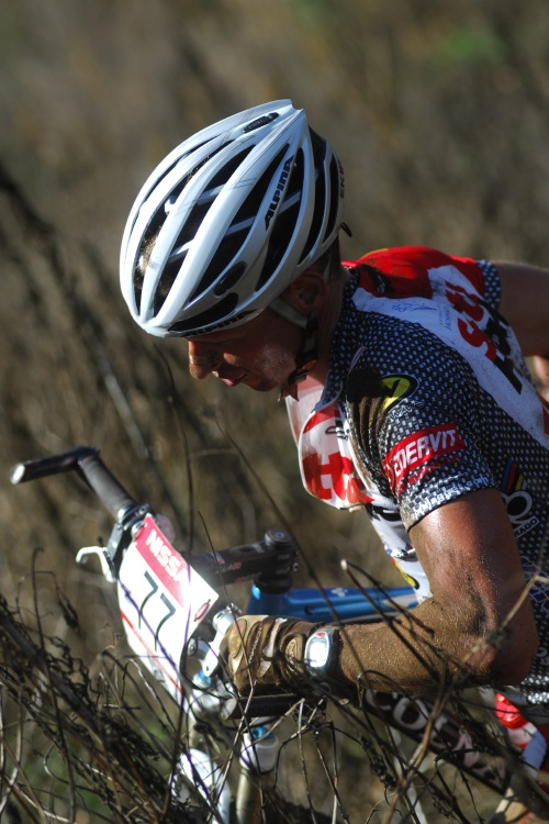 SP XC #1 2009 - Pietermaritzburg /RSA/: Matouš Ulman vytahuje kolo ze křoví