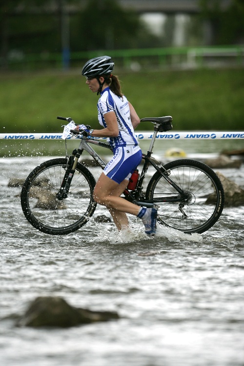 Giant Berounský BikeMaraton 2009: vítězka kratší trati Petra Kottová brodí Berounku