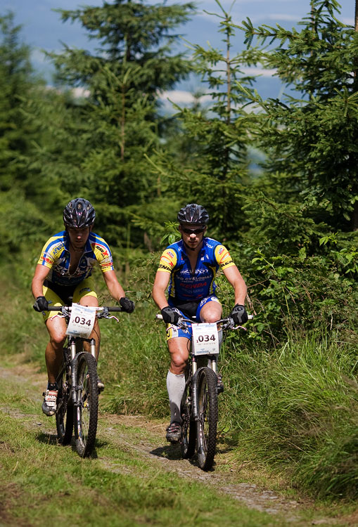 Bikechallenge 2009 - Franta Žilák a Petr Sulzbacher stoupají na vršky Zlatých hor
