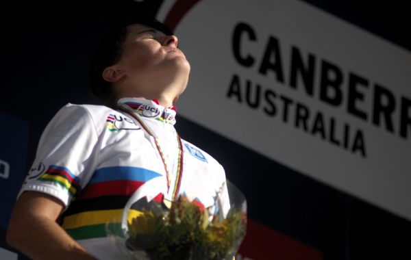 Mistrovství světa MTB XC 2009 - ženy U23: Aleksandra Dawidowicz si užívá poslkou hymnu
