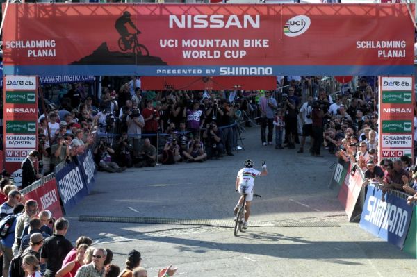 Nissan UCI světový pohár MTB #8 - Schladming 2009: Nino Schurter v cíli