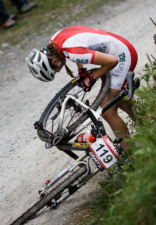 SP XCO Champry 2009 juniorky - problm se zaseknutm lnkem etzu Polky Weroniky Rybarczyk