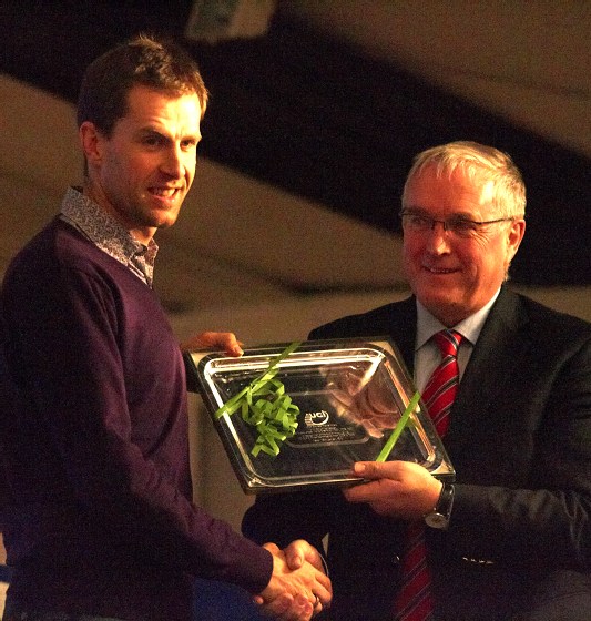 Cyklokrosov MS v Tboe 2010 - tvrtek: Erwin Vervecken dostal od prezidenta UCI Pata McQuaida cenu za pnos cyklokrosu