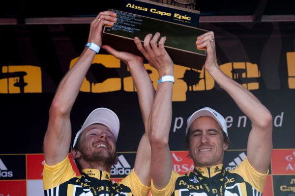 ABSA Cape Epic 2010 - 8. etapa: Karl Platt a Stefan Sahm zvedaj novou trofej pro vtze