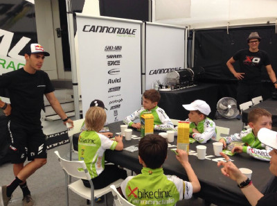 Děti z BikeClinic Junior Teamu na pohoštění u továrního týmu Cannondale