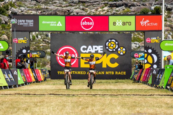 Cape Epic 2021 - 1. etapa - Sina Frei a Laura Stigger