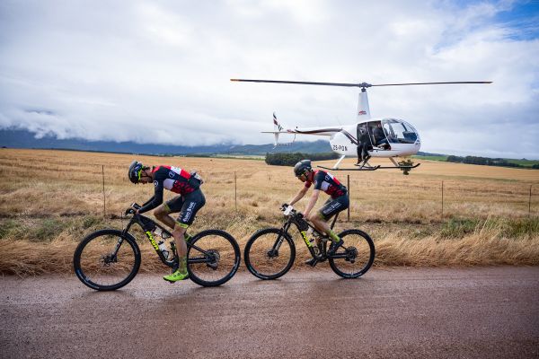 Cape Epic 2021 - 6. etapa - krom biker musme obdivovat i umn pilot