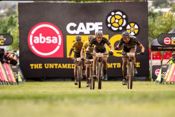 Cape Epic 2021 - 6. etapa - Simon Stiebjahn a Martin Frey se raduj z etapovho triumfu