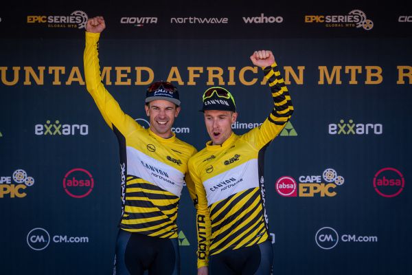 Cape Epic 2022 - 1.e. - velká radost ze žlutého dresu Martina a Andrease