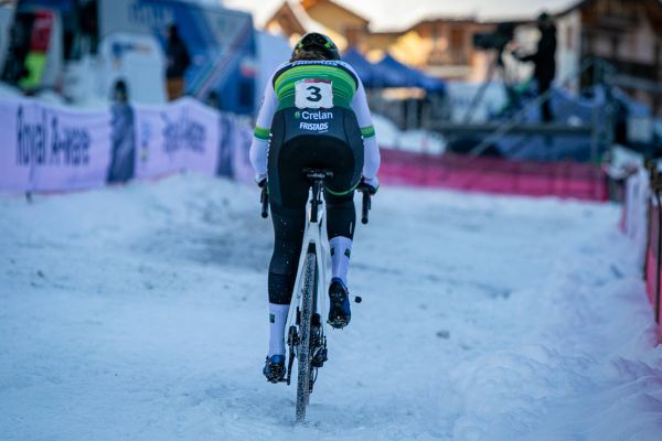 Val di Sole 2022 - Manon Bakker jela téměř celý závod s rozbitou tretrou