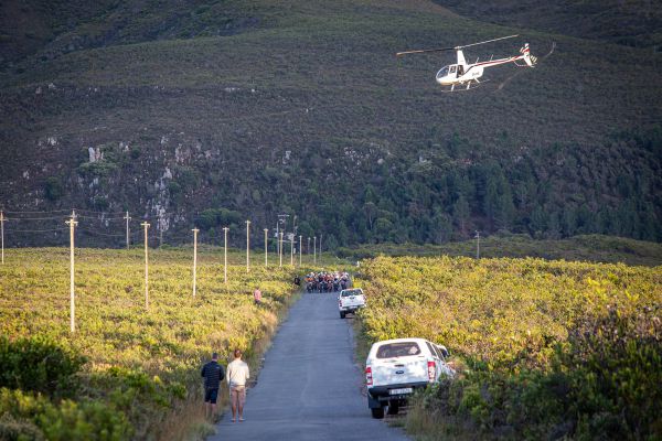 Cape Epic 2023 - 1. etapa . ikonický vrtulníky létaly jen chvíli, pak kvůli větru musely na zem