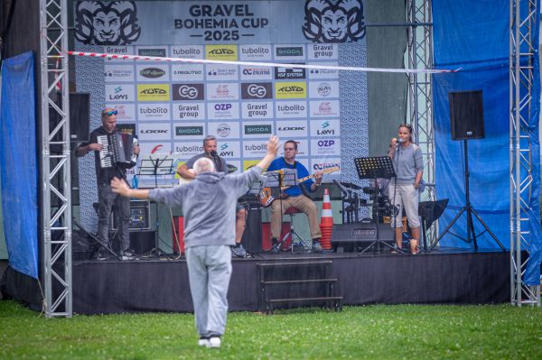 Hlinsko 2025 - kapelka v deti hraje pro mstnho opilce