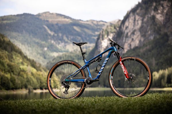 Canyon Lux CFR Valentiny Corvi