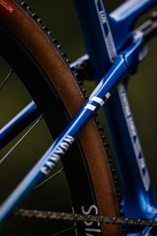 Canyon Lux CFR Valentiny Corvi