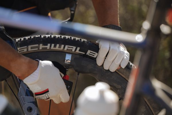 Gravel Burn 2025 - Lukas Baum se v posledn etap musel vypodat s defetky