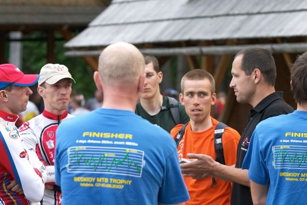 Beskidy MTB Trophy 2007 - 3. etapa 10.6. - čeští bikeři diskutujíí o včerejších problémech na trati